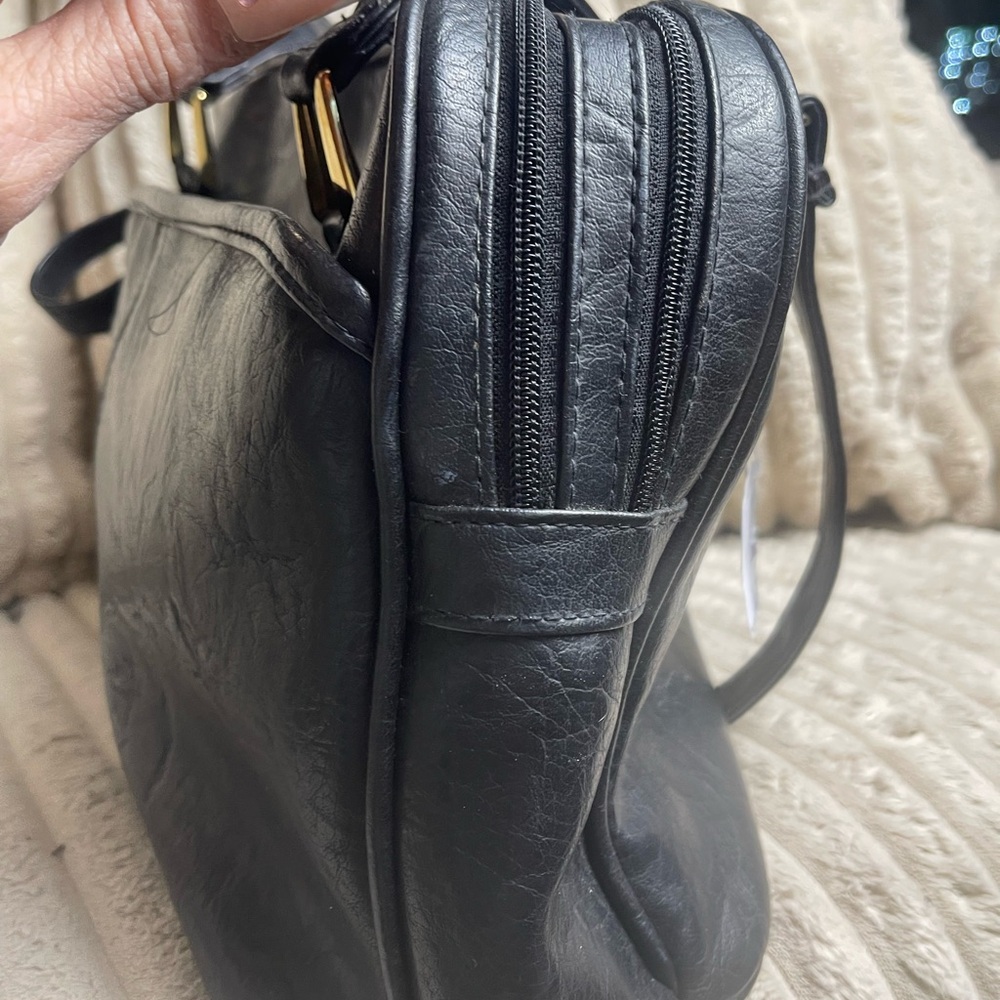 Sophisticated Black Leather Shoulder Bag - Picture 3 of 10